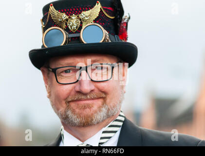 Edinburgh, Schottland, Großbritannien. 17. Februar, 2019. Ein Mann in einem Gothic kostüm Anreise am Tag drei der Hauptstadt Sci-Fi Con im Edinburgh Corn Exchange statt gekleidet. Credit: Skully/Alamy leben Nachrichten Stockfoto