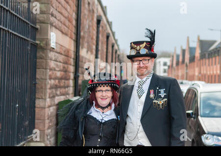 Edinburgh, Schottland, Großbritannien. 17. Februar, 2019. Ein paar in Gothic Kostüme Anreise am Tag drei der Hauptstadt Sci-Fi Con im Edinburgh Corn Exchange statt gekleidet. Credit: Skully/Alamy leben Nachrichten Stockfoto