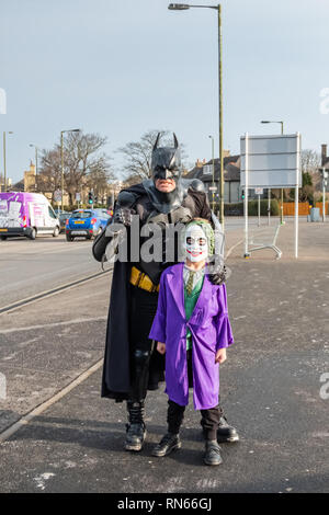 Edinburgh, Schottland, Großbritannien. 17. Februar, 2019. Ein cosplayer gekleidet, wie die fiktive Superheld Batman neben den Supervillain der Joker von der Comics von DC Comics Ankunft am Tag drei der Hauptstadt Sci-Fi Con im Edinburgh Corn Exchange statt veröffentlicht. Credit: Skully/Alamy leben Nachrichten Stockfoto