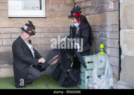 Edinburgh, Schottland, Großbritannien. 17. Februar, 2019. Ein paar in Gothic Kostüme Anreise am Tag drei der Hauptstadt Sci-Fi Con im Edinburgh Corn Exchange statt gekleidet. Credit: Skully/Alamy leben Nachrichten Stockfoto