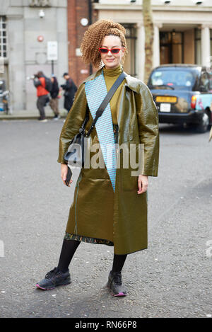 London, Großbritannien. 17 Feb, 2019. Street Style an der London Fashion Week gesehen. Gast kommt für die Vivienne Westwood AW 19 zeigen. Credit: Saira MacLeod/Alamy leben Nachrichten Stockfoto