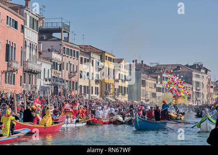Venedig, Italien. 17 Feb, 2019. Die Pantegana, traditionelle venezianische Boot verwendet, um die Öffnung des Karneval in Venedig 2019 zu feiern. Venedig, Italien. Februar 17, 2019. Credit: Enzian Polovina/Alamy leben Nachrichten Stockfoto