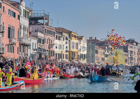 Venedig, Italien. 17 Feb, 2019. Die Pantegana, traditionelle venezianische Boot verwendet, um die Öffnung des Karneval in Venedig 2019 zu feiern. Venedig, Italien. Februar 17, 2019. Credit: Enzian Polovina/Alamy leben Nachrichten Stockfoto