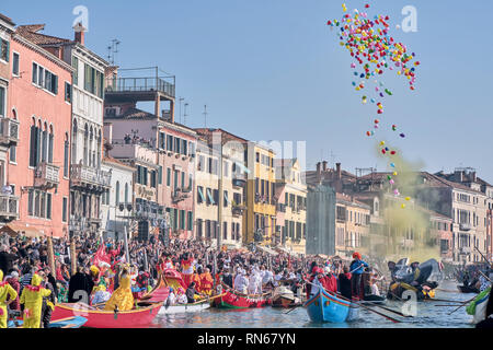 Venedig, Italien. 17 Feb, 2019. Die Pantegana, traditionelle venezianische Boot verwendet, um die Öffnung des Karneval in Venedig 2019 zu feiern. Venedig, Italien. Februar 17, 2019. Credit: Enzian Polovina/Alamy leben Nachrichten Stockfoto