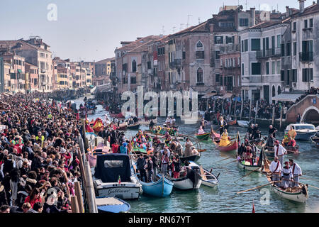 Venedig, Italien. 17 Feb, 2019. Die Pantegana, traditionelle venezianische Boot verwendet, um die Öffnung des Karneval in Venedig 2019 zu feiern. Venedig, Italien. Februar 17, 2019. Credit: Enzian Polovina/Alamy leben Nachrichten Stockfoto