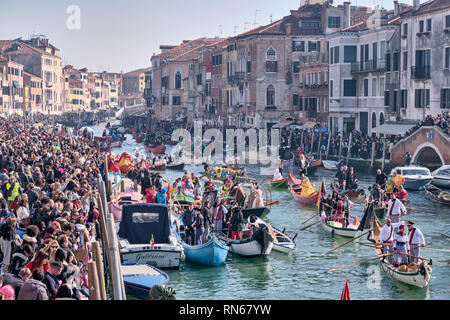 Venedig, Italien. 17 Feb, 2019. Die Pantegana, traditionelle venezianische Boot verwendet, um die Öffnung des Karneval in Venedig 2019 zu feiern. Venedig, Italien. Februar 17, 2019. Credit: Enzian Polovina/Alamy leben Nachrichten Stockfoto