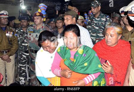 Assam, Indien. 16 Feb, 2019. Märtyrer von Pulwama Angriff: Baksa, Assam, Indien: 16. Februar 2019:: Didwmsari Basumatary Tochter des Erschlagenen CRPF Maneshwar Basumatary schreie vor seinem Begräbnis bei Tamulpur im Bezirk Baksa, Samstag, Februar 16, 2019. Basumatary verlor sein Leben in Pulwama terror Attack. Credit: Hafiz Ahmed/Alamy leben Nachrichten Stockfoto