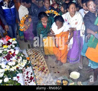 Assam, Indien. 16 Feb, 2019. Märtyrer von Pulwama Angriff: Baksa, Assam, Indien: 16. Februar 2019:: Shanmoti Basumatary Ehefrau des Getöteten CRPF Maneshwar Basumatary schreie vor seinem Begräbnis bei Tamulpur im Bezirk Baksa, Samstag, Februar 16, 2019. Basumatary verlor sein Leben in Pulwama terror Attack. Credit: Hafiz Ahmed/Alamy leben Nachrichten Stockfoto