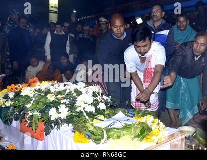 Assam, Indien. 16 Feb, 2019. Märtyrer von Pulwama Angriff: Baksa, Assam, Indien: 16. Februar 2019:: dhananjay Basumatary Sohn des getöteten CRPF Maneshwar wearth Basumatary legt auf dem Sarg von Crpf Jawan Maneshwar Basumatary an Tamulpur im Bezirk Baksa, Samstag, Februar 16, 2019. Credit: Hafiz Ahmed/Alamy leben Nachrichten Stockfoto