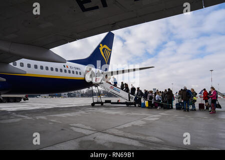 Februar 15, 2019 - Krakau, Polen - Passagiere gesehen boarding Ryanair Boeing 737-800 Flugzeuge in Krakau John Paul II International Airport. (Bild: © Omar Marques/SOPA Bilder über ZUMA Draht) Stockfoto