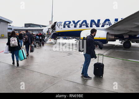 Februar 15, 2019 - Krakau, Polen - Passagiere gesehen boarding Ryanair Boeing 737-800 Flugzeuge in Krakau John Paul II International Airport. (Bild: © Omar Marques/SOPA Bilder über ZUMA Draht) Stockfoto