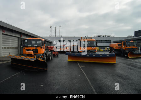 Februar 15, 2019 - Krakau, Polen - Schnee Reiniger sind in Krakau John Paul II International Airport gesehen. (Bild: © Omar Marques/SOPA Bilder über ZUMA Draht) Stockfoto