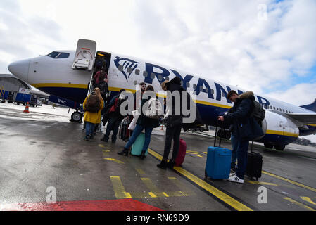 Februar 15, 2019 - Krakau, Polen - Passagiere gesehen boarding Ryanair Boeing 737-800 Flugzeuge in Krakau John Paul II International Airport. (Bild: © Omar Marques/SOPA Bilder über ZUMA Draht) Stockfoto