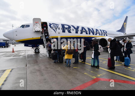 Februar 15, 2019 - Krakau, Polen - Passagiere gesehen boarding Ryanair Boeing 737-800 Flugzeuge in Krakau John Paul II International Airport. (Bild: © Omar Marques/SOPA Bilder über ZUMA Draht) Stockfoto
