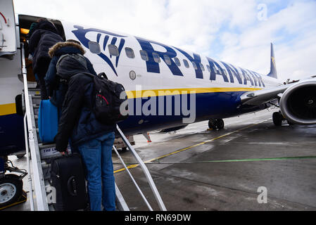 Februar 15, 2019 - Krakau, Polen - Passagiere gesehen boarding Ryanair Boeing 737-800 Flugzeuge in Krakau John Paul II International Airport. (Bild: © Omar Marques/SOPA Bilder über ZUMA Draht) Stockfoto