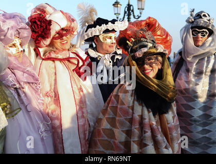 Venedig, Italien. 17 Feb, 2019. Nachtschwärmer Pose während der Venedig Karneval in Venedig, Italien, am 13.02.17., 2019. Der Karneval von Venedig 2019 begann am Samstag und dauert bis zum 5. März. Credit: Cheng Tingting/Xinhua/Alamy leben Nachrichten Stockfoto