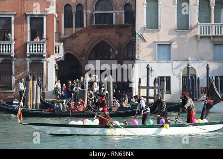 Venedig, Italien. 17 Feb, 2019. Menschen nehmen an einer Parade während der Venedig Karneval in Venedig, Italien, am 13.02.17., 2019. Der Karneval von Venedig 2019 begann am Samstag und dauert bis zum 5. März. Credit: Cheng Tingting/Xinhua/Alamy leben Nachrichten Stockfoto