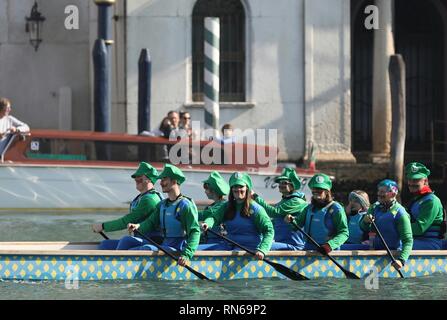 Venedig, Italien. 17 Feb, 2019. Menschen nehmen an einer Parade während der Venedig Karneval in Venedig, Italien, am 13.02.17., 2019. Der Karneval von Venedig 2019 begann am Samstag und dauert bis zum 5. März. Credit: Cheng Tingting/Xinhua/Alamy leben Nachrichten Stockfoto