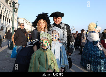 Venedig, Italien. 17 Feb, 2019. Nachtschwärmer Pose während der Venedig Karneval in Venedig, Italien, am 13.02.17., 2019. Der Karneval von Venedig 2019 begann am Samstag und dauert bis zum 5. März. Credit: Cheng Tingting/Xinhua/Alamy leben Nachrichten Stockfoto