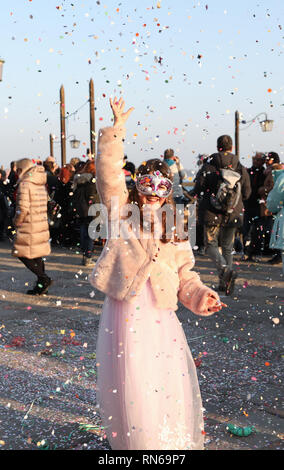 Venedig, Italien. 17 Feb, 2019. Ein Nachtschwärmer Tänze während der Venedig Karneval in Venedig, Italien, am 13.02.17., 2019. Der Karneval von Venedig 2019 begann am Samstag und dauert bis zum 5. März. Credit: Cheng Tingting/Xinhua/Alamy leben Nachrichten Stockfoto