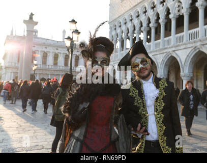 Venedig, Italien. 17 Feb, 2019. Nachtschwärmer Pose während der Venedig Karneval in Venedig, Italien, am 13.02.17., 2019. Der Karneval von Venedig 2019 begann am Samstag und dauert bis zum 5. März. Credit: Cheng Tingting/Xinhua/Alamy leben Nachrichten Stockfoto