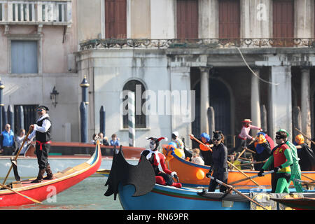 Venedig, Italien. 17 Feb, 2019. Menschen nehmen an einer Parade während der Venedig Karneval in Venedig, Italien, am 13.02.17., 2019. Der Karneval von Venedig 2019 begann am Samstag und dauert bis zum 5. März. Credit: Cheng Tingting/Xinhua/Alamy leben Nachrichten Stockfoto