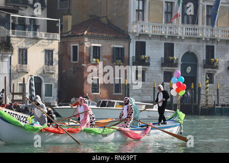 Venedig, Italien. 17 Feb, 2019. Menschen nehmen an einer Parade während der Venedig Karneval in Venedig, Italien, am 13.02.17., 2019. Der Karneval von Venedig 2019 begann am Samstag und dauert bis zum 5. März. Credit: Cheng Tingting/Xinhua/Alamy leben Nachrichten Stockfoto