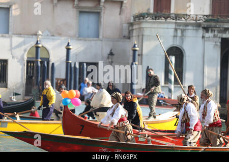 Venedig, Italien. 17 Feb, 2019. Menschen nehmen an einer Parade während der Venedig Karneval in Venedig, Italien, am 13.02.17., 2019. Der Karneval von Venedig 2019 begann am Samstag und dauert bis zum 5. März. Credit: Cheng Tingting/Xinhua/Alamy leben Nachrichten Stockfoto