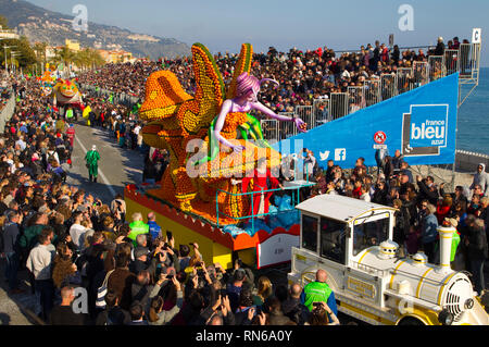 Menton, Frankreich - 17. Februar 2019: 86 e Fete du Citron/86th Lemon Festival in Menton: Les Mondes Fantastiques, Karnevalsumzug. Karneval, Tourismus, Zitronenfest, Tourisme, Orange, Zitrone, Orangen, Zitronen, Festival, Stockfoto