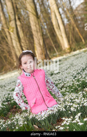 Lytham, Lancashire. 17. Februar 2019. UK Wetter: Es beginnt im Frühjahr bei Lytham Halle Snowdrop Spaziergänge Wochenende. Matilda, vier Jahre, auf einem Teppich aus schneeglöckchen tief im Holz der Georgischen Immobilien in Lytham St Annes, Lancashire. Kev Walsh/Alamy leben Nachrichten Stockfoto