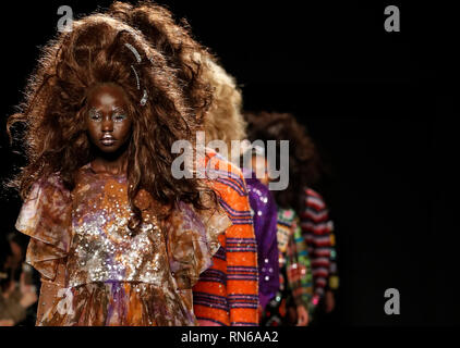 London, Großbritannien. 17 Feb, 2019. Modelle gehen Sie die Start- und Landebahn am Ashish zeigen während der London Fashion Week 2019 in London, Großbritannien, am 13.02.17., 2019. Credit: Han Yan/Xinhua/Alamy leben Nachrichten Stockfoto