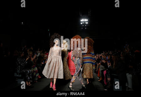 London, Großbritannien. 17 Feb, 2019. Modelle gehen Sie die Start- und Landebahn am Ashish zeigen während der London Fashion Week 2019 in London, Großbritannien, am 13.02.17., 2019. Credit: Han Yan/Xinhua/Alamy leben Nachrichten Stockfoto