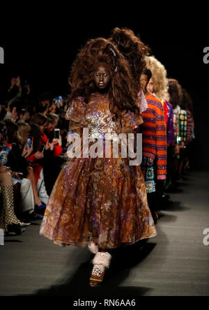 London, Großbritannien. 17 Feb, 2019. Modelle gehen Sie die Start- und Landebahn am Ashish zeigen während der London Fashion Week 2019 in London, Großbritannien, am 13.02.17., 2019. Credit: Han Yan/Xinhua/Alamy leben Nachrichten Stockfoto