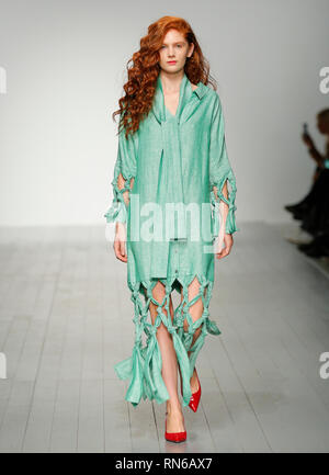 London, Großbritannien. 17. Feb 2019. Sonntag London Fashion Week Festival Insider Event mit zwei laufstege von Fjodor Golan und Osman und darüber sprechen, was bedeutet es heute, um Einfluss darauf? Mit einer Vielzahl von Vogue Australien Fotograf Jiawa Liu und Einflussnehmern Joel, Millie Mackintosh und Alex Stedman an britische Mode Rat Raum: 180. Credit: catwalking/Landebahnen/Alamy leben Nachrichten Stockfoto