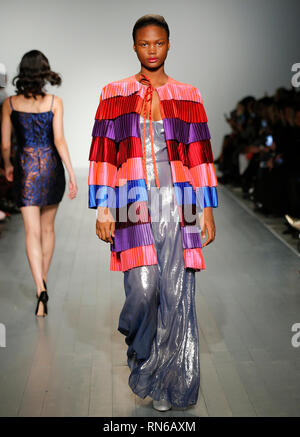 London, Großbritannien. 17. Feb 2019. Sonntag London Fashion Week Festival Insider Event mit zwei laufstege von Fjodor Golan und Osman und darüber sprechen, was bedeutet es heute, um Einfluss darauf? Mit einer Vielzahl von Vogue Australien Fotograf Jiawa Liu und Einflussnehmern Joel, Millie Mackintosh und Alex Stedman an britische Mode Rat Raum: 180. Credit: catwalking/Landebahnen/Alamy leben Nachrichten Stockfoto