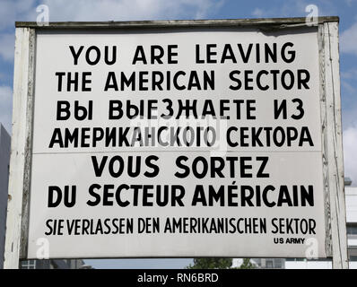 Berlin, Deutschland - 20 August 2017: Check Point Charlie und der Text in der amerikanischen Russisch Französisch und Deutsch Stockfoto