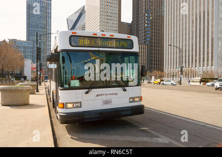 CHICAGO, IL - ca. März 2016: CTA Bus tagsüber. Chicago Transit Authority, die auch als CTA bekannt, ist der Betreiber des Mass Transit in Chicago, Ill Stockfoto
