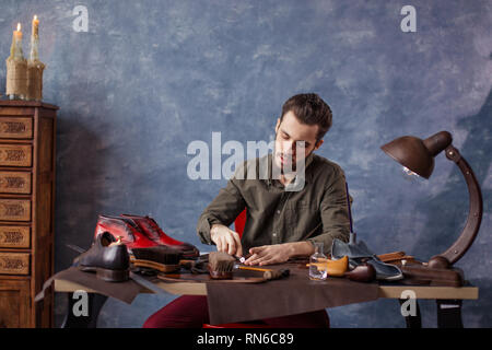 Gut aussehenden Kerl einen Entwurf der Einlagen in der modernen Zimmer. Stockfoto