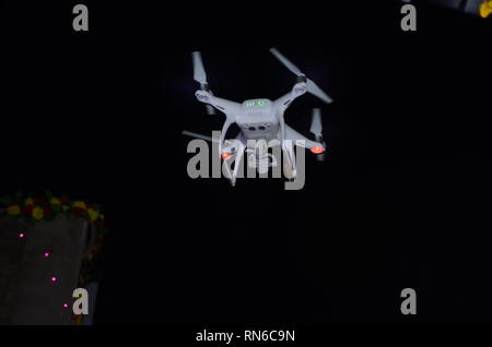 Flying drone Kamera in der Nacht Stockfoto