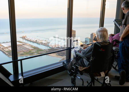 CHICAGO, IL - ca. März 2016: Besucher auf der Sternwarte John Hancock Center. Das John Hancock Center ist ein supertall Skyscraper bei 875 North Michiga Stockfoto