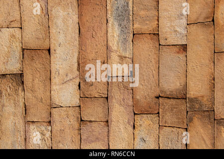 Textur der alten Mauern aus Natursteinen und Ziegeln Stockfoto