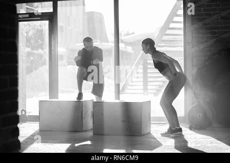 Stattliche aktive kaukasische Paar, als Familie, erfolgreich als Partner, wie Sport Menschen, in crossfit Ausbildung engagiert. Stockfoto