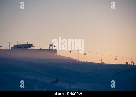 Silhouette der Gondelbahn im Skiort Levi in Kittilä, Finnland Stockfoto