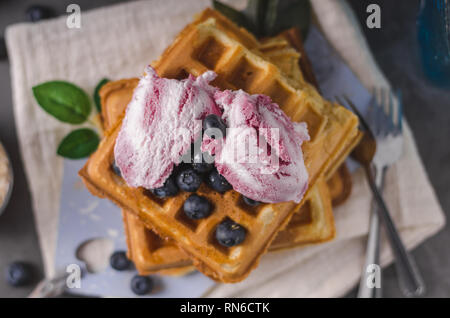 Knusprig hausgemachte Waffeln mit Beeren, überstieg Ahornsirup Stockfoto