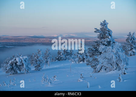 Winterlandschaft Szene im Skiort Levi mit Pallas Berge im Hintergrund Stockfoto