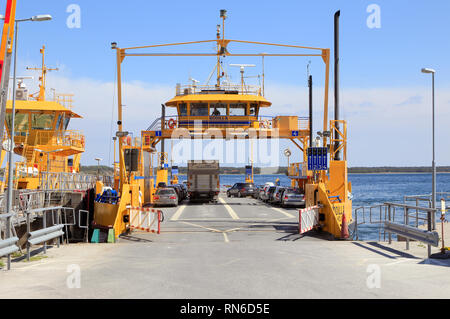 Farosund, Schweden - 13. Mai 2016: öffentliche Straße - Fähre am Liegeplatz in Farosund zwischen den beiden Inseln Faro und Gotland. Stockfoto