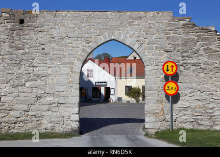 Visby, Schweden - 12. Mai 2016: Die Fiskarporten Tor in der mittelalterlichen Stadtmauer von Visby. Stockfoto