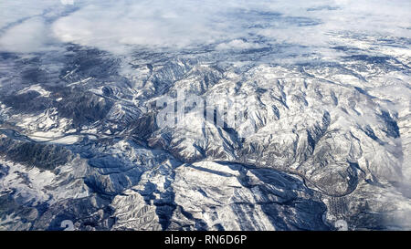 Beeindruckende Luftaufnahme der schneebedeckten Berge in Colorado, USA Stockfoto