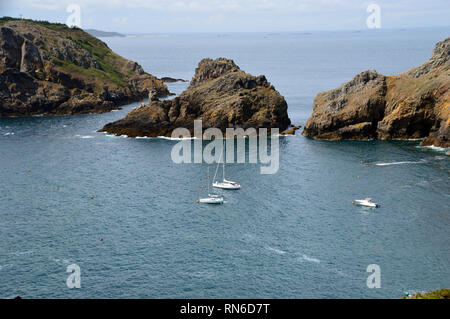 Drei kleine Boote in La Havre Gosselin Hafens zwischen der kleinen Insel Herm und Sark Auf der Insel Sark, Kanalinseln, Großbritannien. Stockfoto