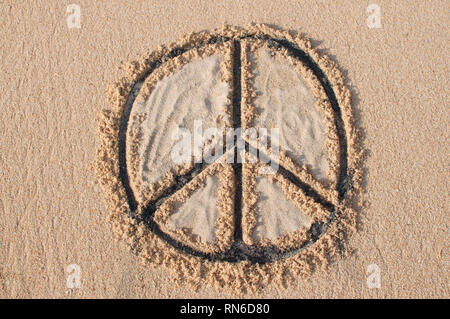 Peace Symbol gezeichnet und mit schwarzen und weissen Sand gefüllt bei Melasti Beach in Bali, Indonesien Stockfoto